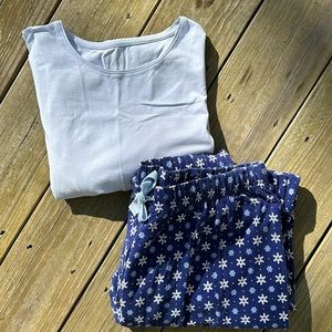 Women’s Land’s End snowflake pajamas, size L